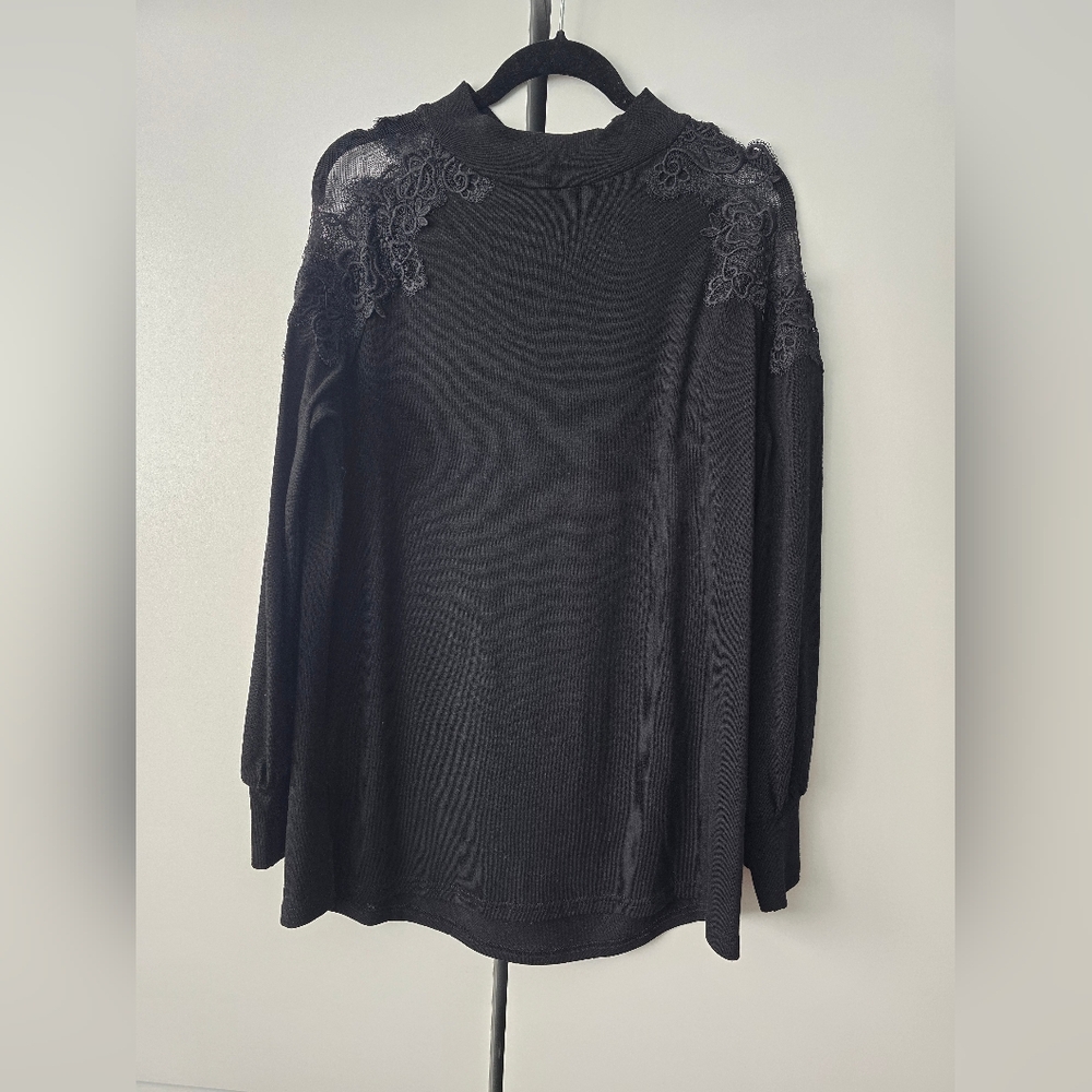 Suzanne Betro L Black Lace Shoulder Top